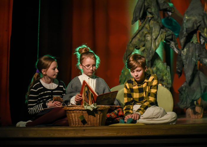 Vakaras su vaikais, daina ir teatru